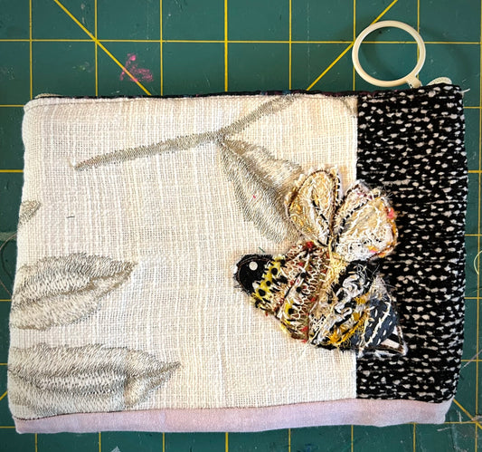 Bumble Bee Zipper Pouch / neutral