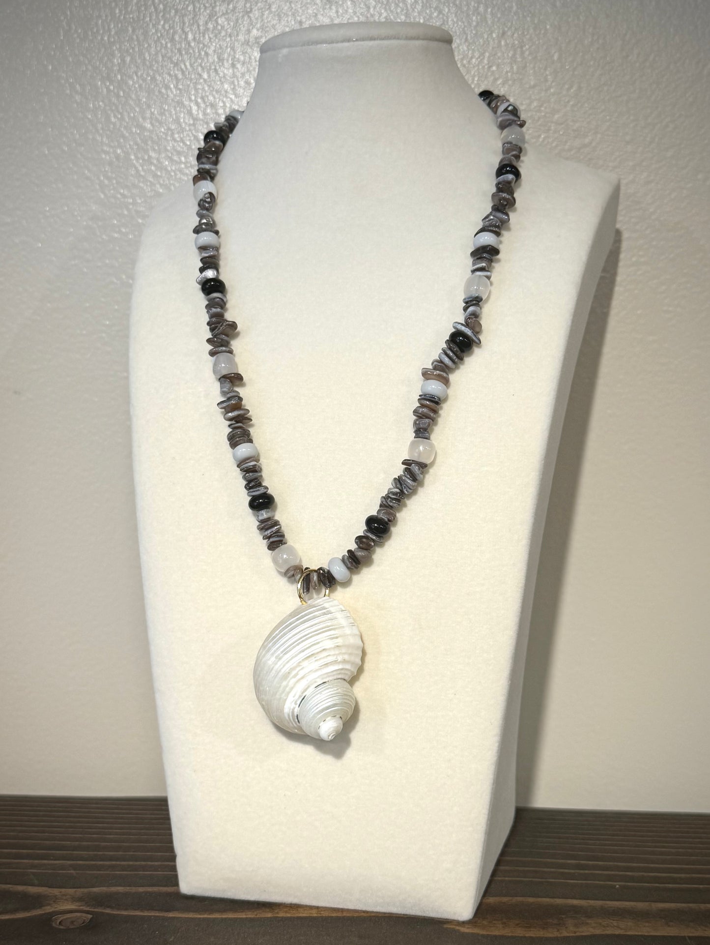 Pebble Beach + Shell / Beaded Necklace
