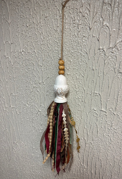 Fancy Nancy / salt and pepper tassel