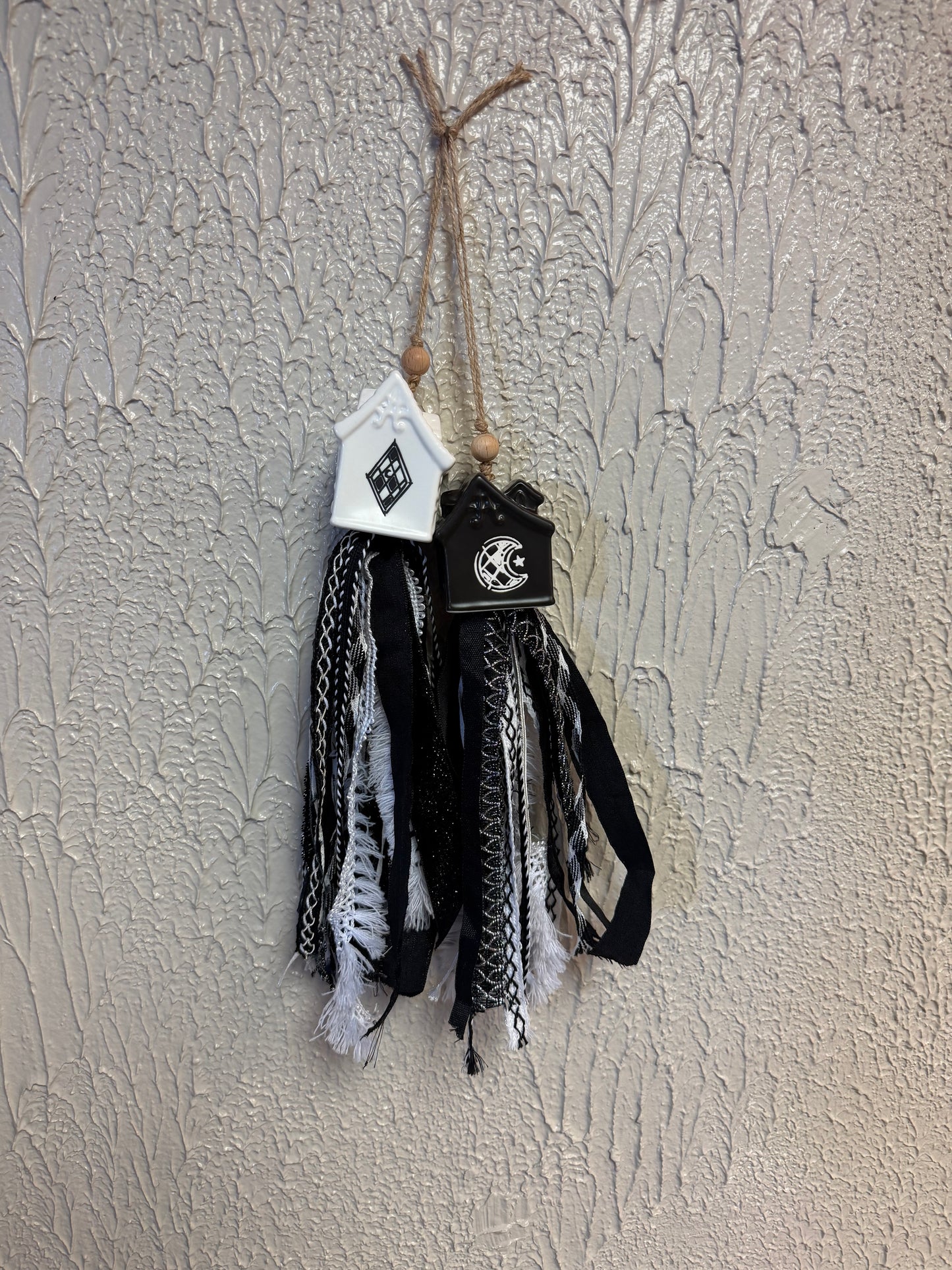 Haunted house / salt and pepper tassel