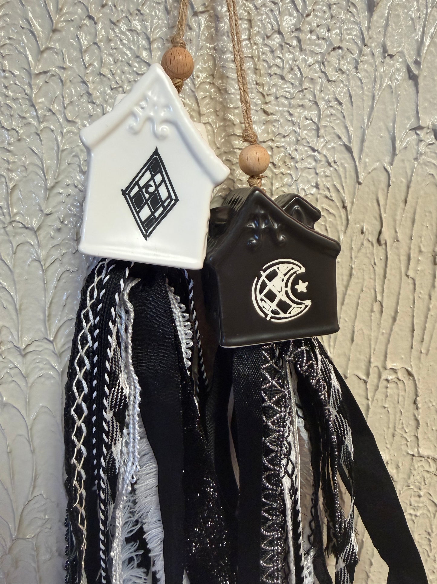 Haunted house / salt and pepper tassel