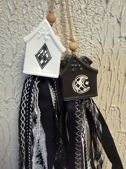 Haunted house / salt and pepper tassel