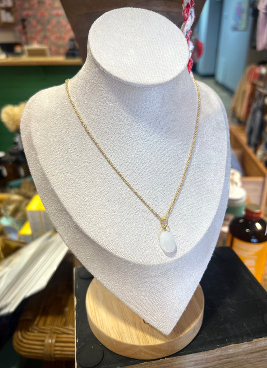 Dainty Necklace / white quartz