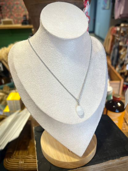 Dainty Necklace / white quartz