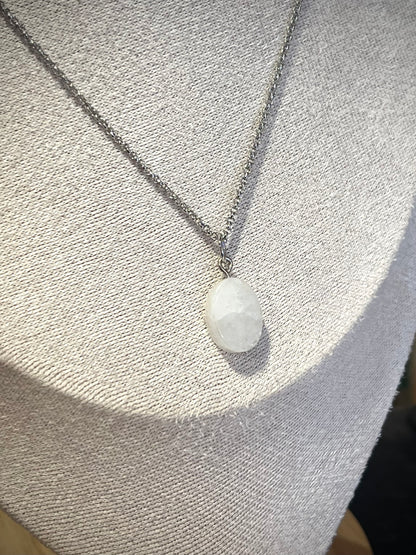 Dainty Necklace / white quartz